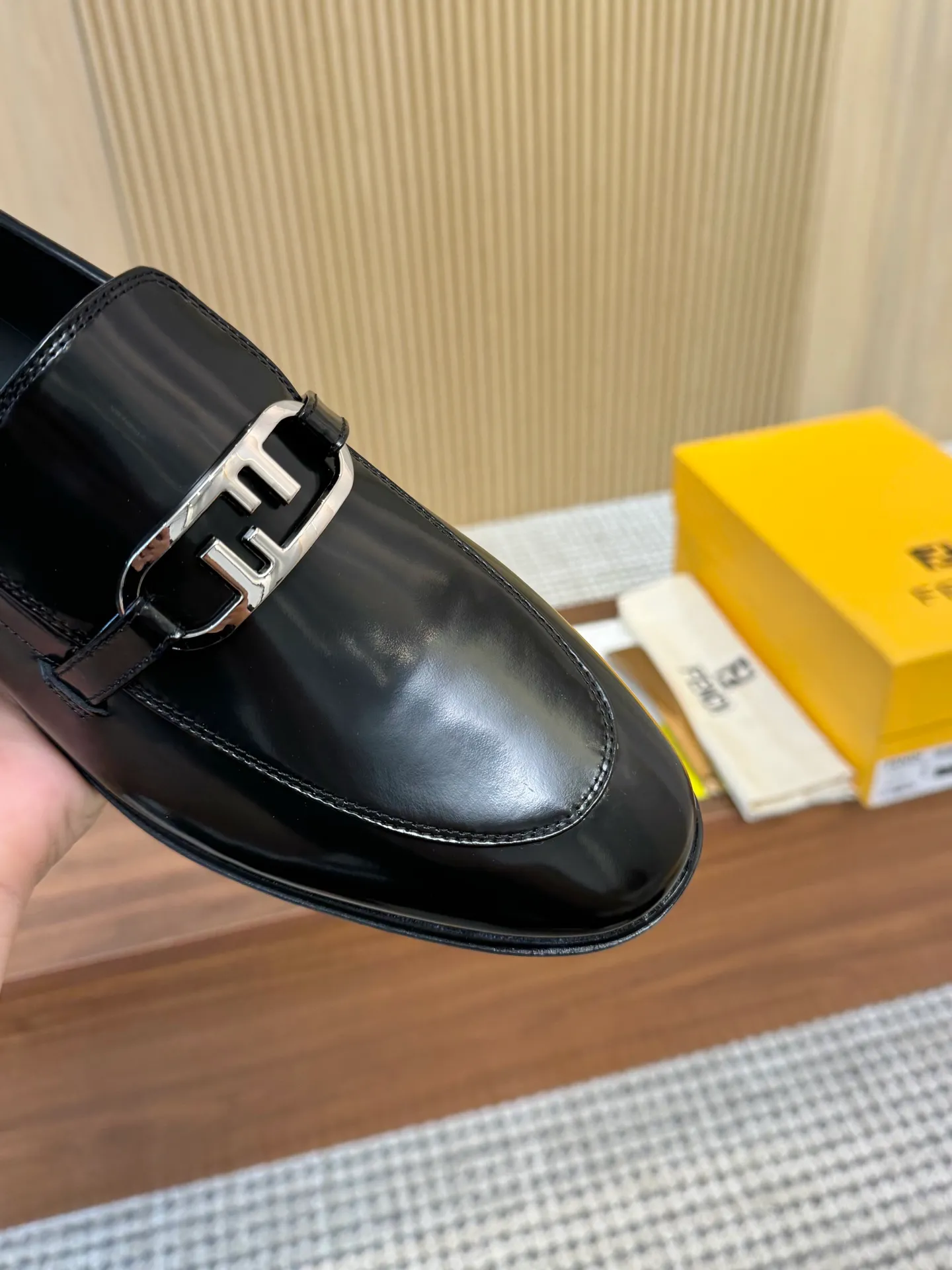 [FENDI] Top P: 980💰 ▪️Size: Men's 39-44. (Customized at 38.45.46) Fendi men's business casual leather shoes Imported brand cloth/calfskin/open edge beads/brand logo printing -Inside: Comfortable cowhide lining -Outsole: Genuine leather outsole with rubber backing embedded in the heel, perfect injection molding -Ultra-high quality control·Fine workmanship: highlighted (high-end·luxury·grade)